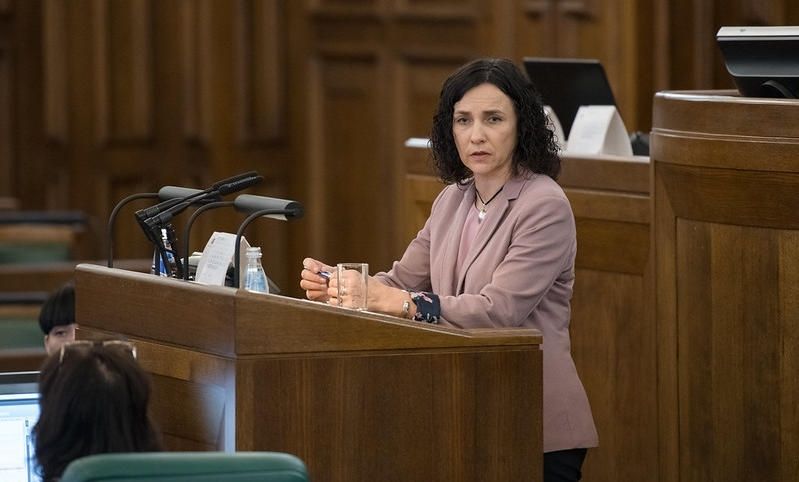 Šuplinska iztur neuzticības balsojumu Saeimā