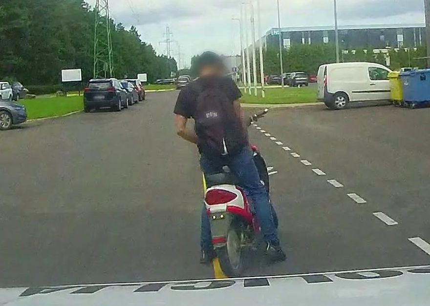 Svešas banku kartes un balts pulverītis. Bet viss sākās ar braukšanu bez ķiveres