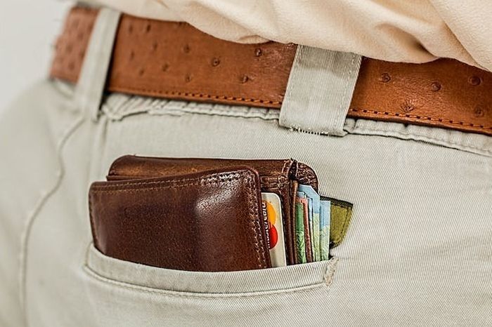"Swedbank": Ārkārtējās situācijas laikā norēķini ar kartēm un skaidras naudas izņemšana sarukusi par 8%