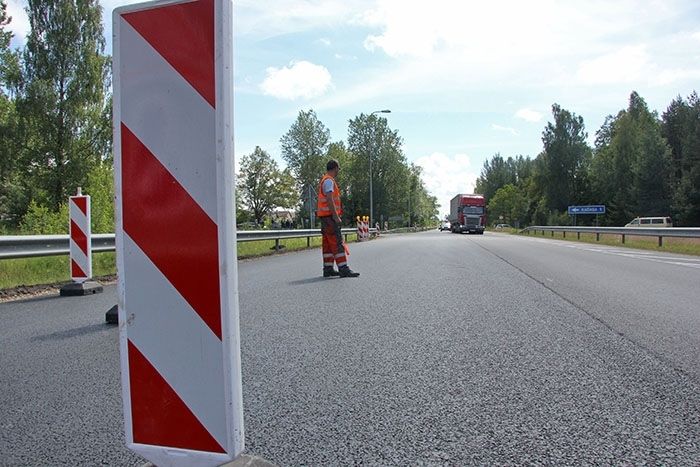Tallinas šosejas asfaltēšanas dēļ pie Ādažiem "korķī" var nosēdēt pat pusotru stundu