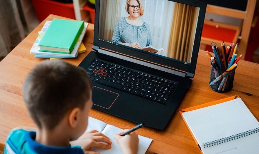 Tālmācības jaunās normas stāsies spēkā vēlāk; pāreja sāksies 2027.gadā