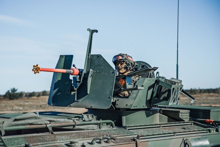 Tanki, šāvieni un nakts troksnis: Ādažos sākas NATO mācības