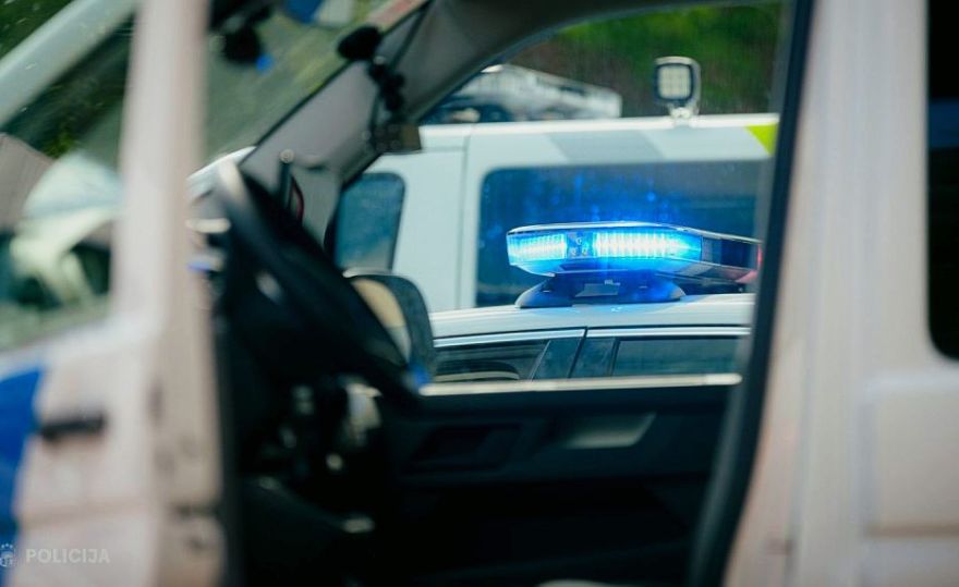 "Tas atspoguļo sabiedrību kopumā." Kā iedzīvotāji vērtē gadījumus, kad policisti ir pārkāpuši likumu?