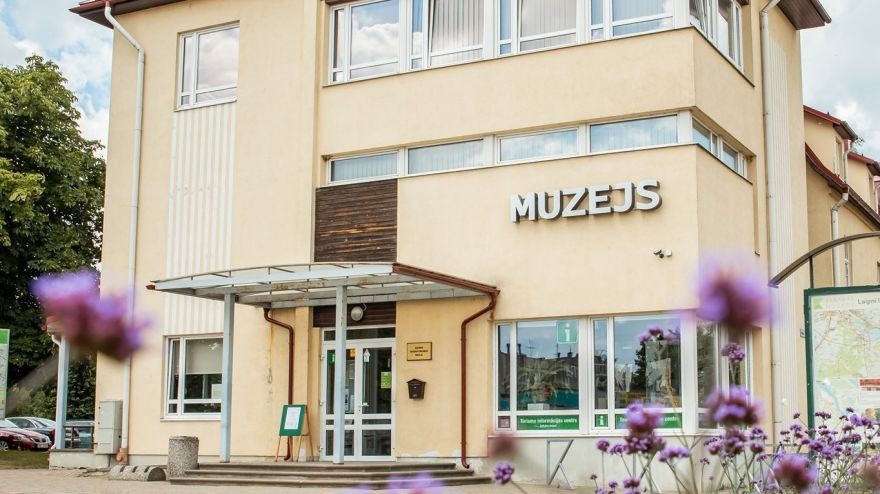 "Tas pārvērta mani par pirmo meiteni pagalmā." Kāds 90. gadu retums tagad apskatāms Ķekavas muzejā?