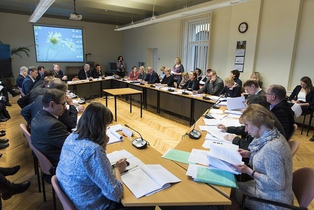 Tautsaimniecības komisija izskatīšanai Saeimā virza ierosinājumu noraidīt nepamatoti dārgus iepirkumus 