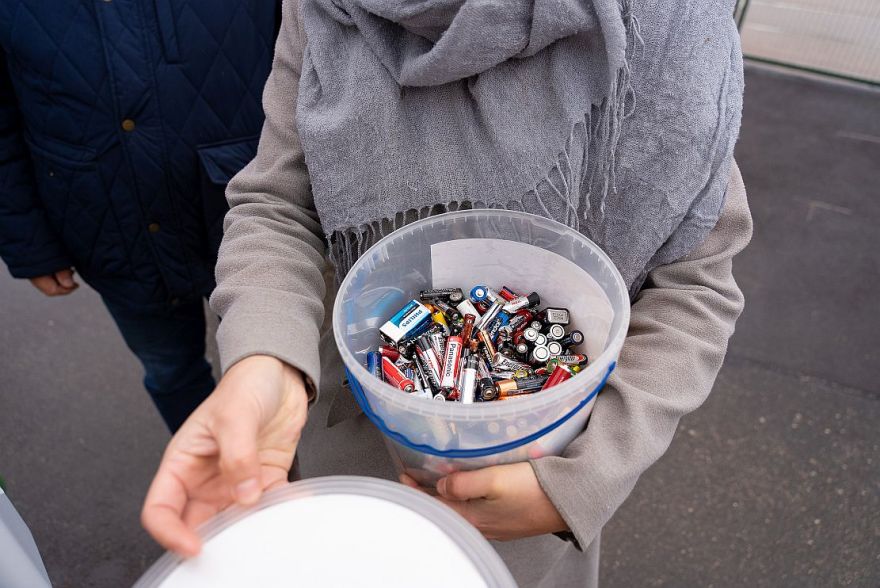 Tava atvilktne var būt bīstamāka, nekā šķiet. Ko patiesībā nozīmē nepareizi izmestas baterijas