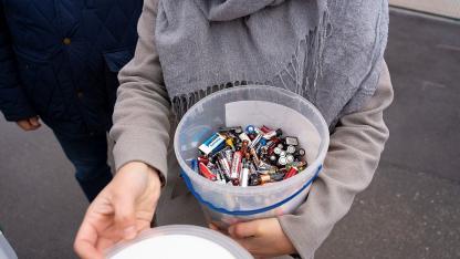 Attēls rakstam: Tava atvilktne var būt bīstamāka, nekā šķiet. Ko patiesībā nozīmē nepareizi izmestas baterijas