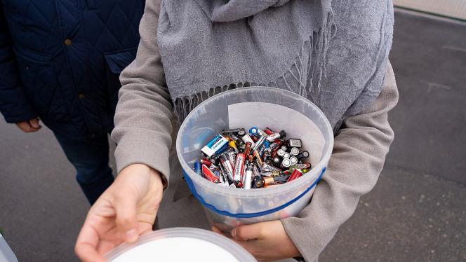 Attēls rakstam: Tava atvilktne var būt bīstamāka, nekā šķiet. Ko patiesībā nozīmē nepareizi izmestas baterijas