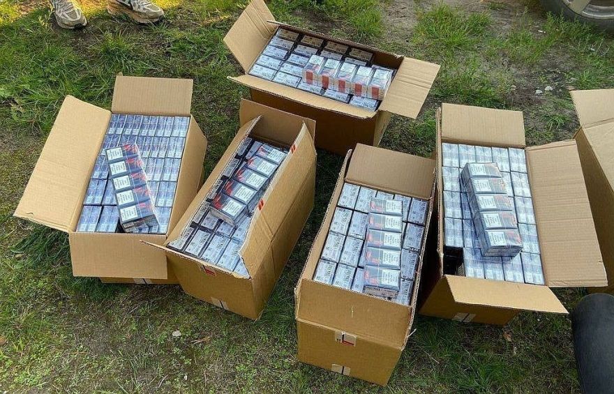 Tiesās divus vīriešus par tabakas izstrādājumu nelikumīgu uzglabāšanu, pārvietošanu un realizēšanu lielā apmērā