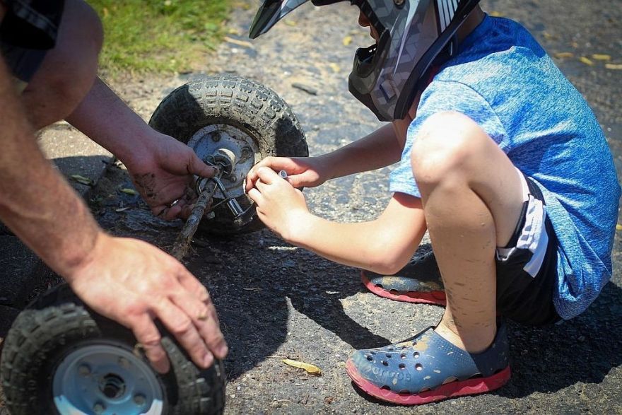 Tiesībsargs rosinās izmaiņas auto mantošanas kārtībā nepilngadīgiem bērniem