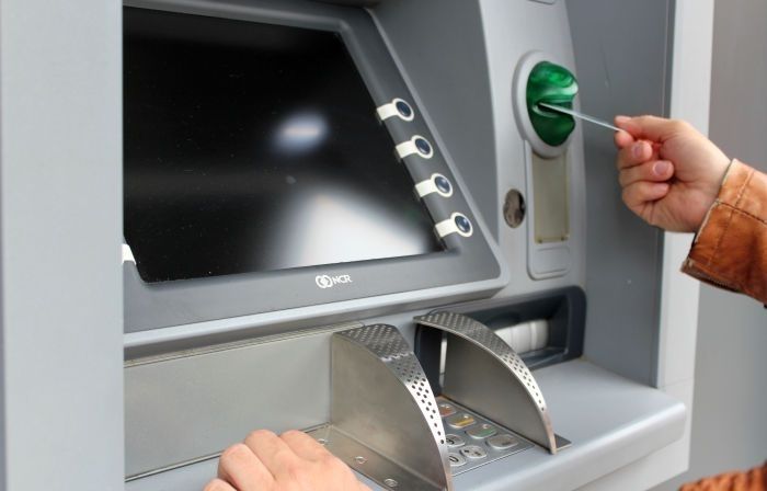 Tiesībsargs saņēmis iedzīvotāju sūdzības par ierobežotu piekļuvi bankomātiem lielajos tirdzniecības centros