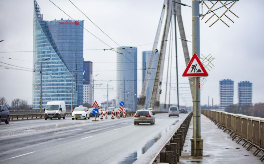 Tik vienkārši? Vanšu tilta remonta laikā autovadītājiem iesaka pārsēsties sabiedriskajā transportā