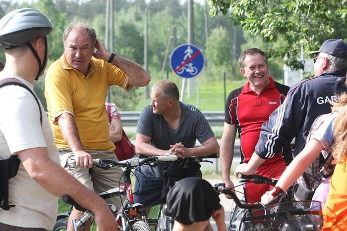 Tikai gadu pēc izbūvēšanas Garkalnes veloceliņa kvalitāte klibo