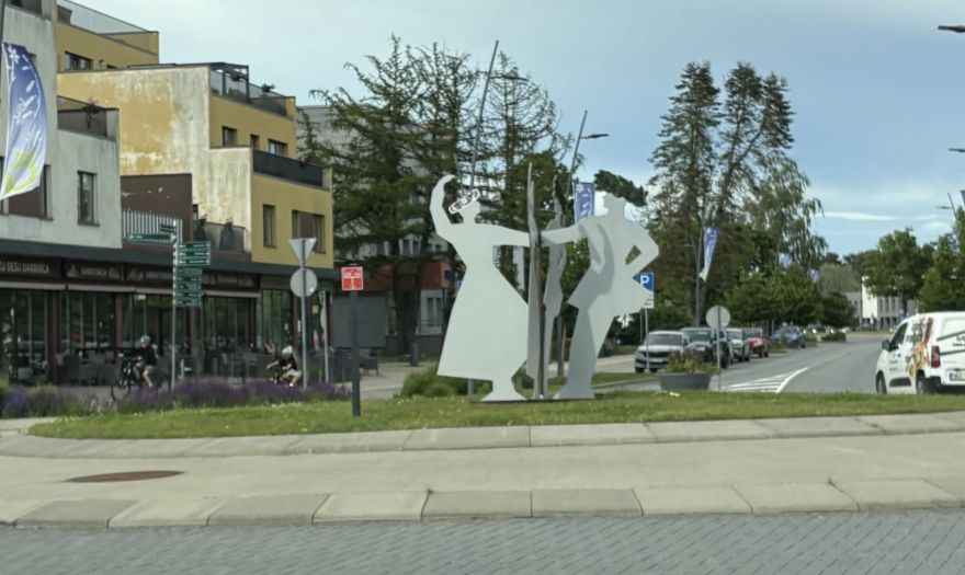"Tikpat pelēkas kā Latvijas vasara..." Ādažniekiem nepatīk svētku dekorācijas