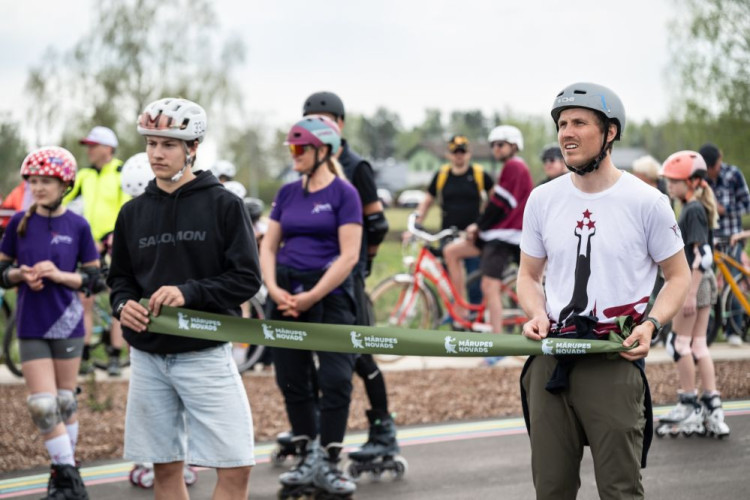 Foto, video: Tīrainē svinīgi atklāta jaunā skrituļošanas trase