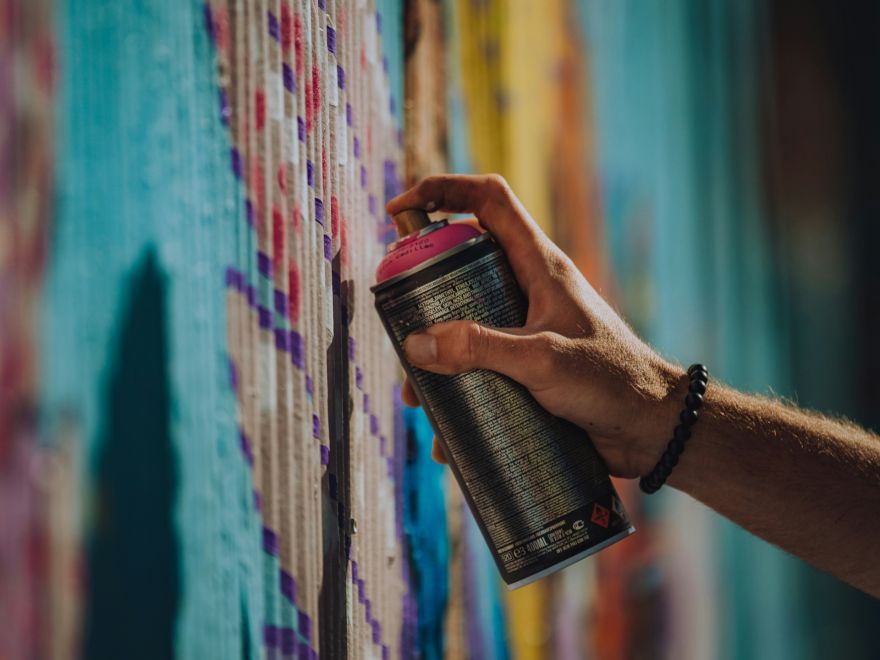 To pamanīs ikkatrs garāmgājējs - Vangažu slavenā grafiti siena atdzims pavisam citās krāsās