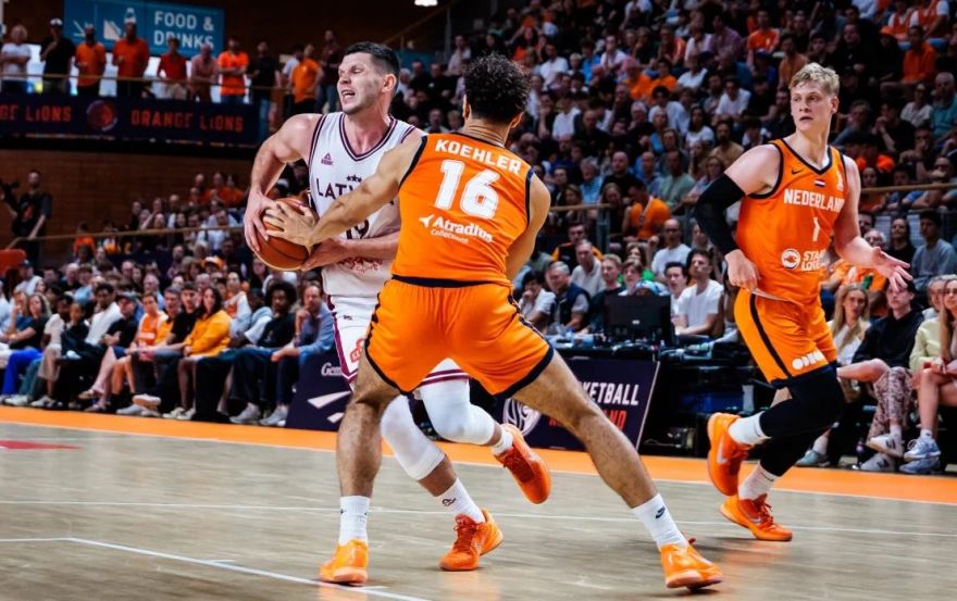 Tomēr nolauza: Latvijas basketbolistiem grūta uzvara Pasaules kausa kvalifikācijas mačā Nīderlandē