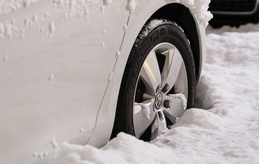 Top5 drošas braukšanas likumi, ko autovadītājiem neaizmirst ziemas periodā