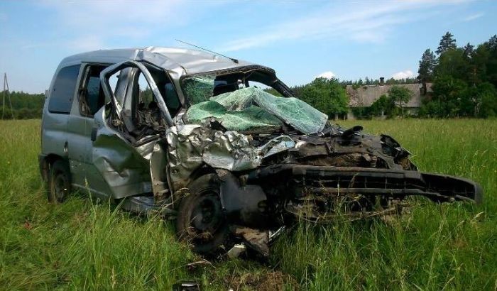 Traģiska autoavārija Ropažu novadā – dzīvību zaudē vīrietis