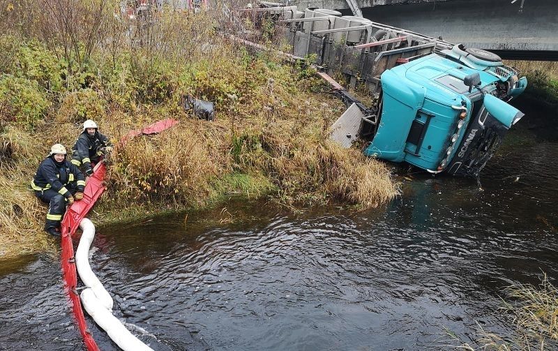 Traģiskā avārijā uz Bauskas šosejas kravas auto daļēji iegāzies Misas upē (papildināta)