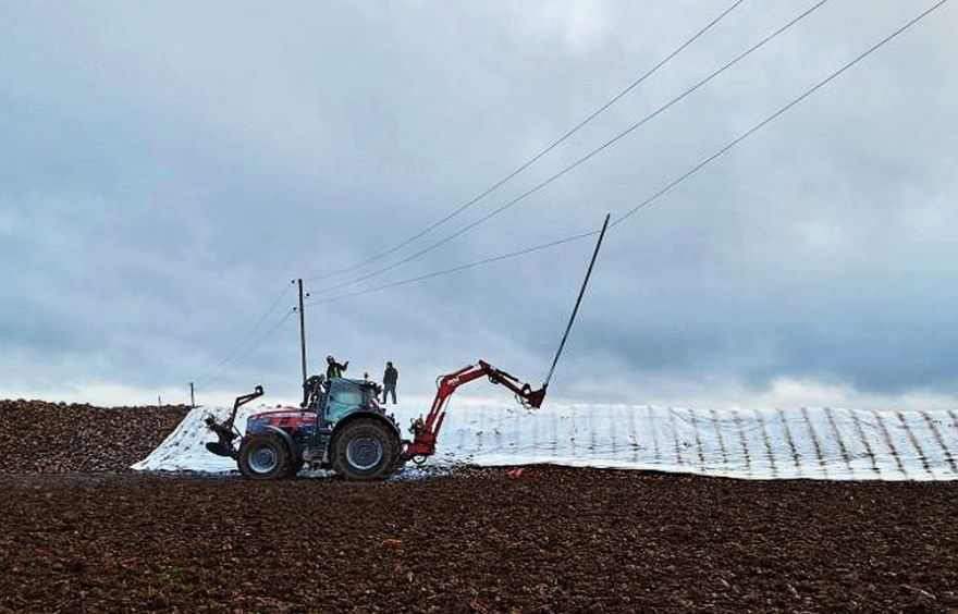 Traktora vadītājs iet bojā, ar strēli aizskarot gaisvadu elektrolīniju