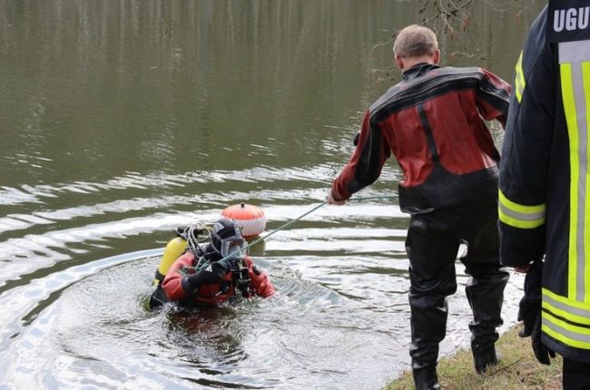 Trešdien Inčukalna novadā atrasts noslīkušais, Garkalnes novadā degusi dzīvojamā māja