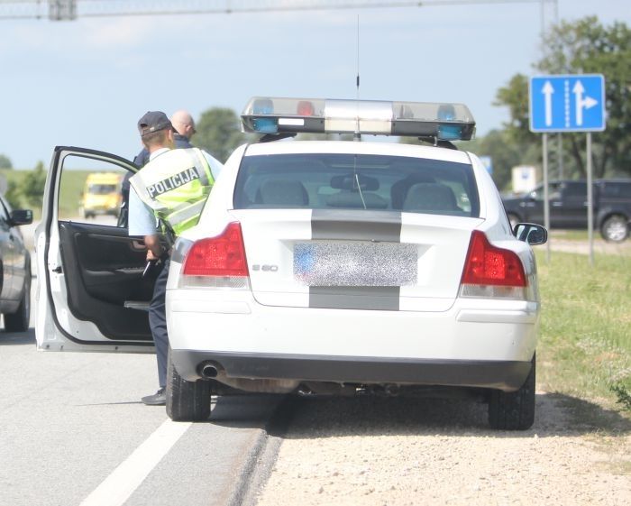 Triju automašīnu sadursmē smagi cietis vīrietis