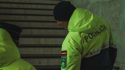 Attēls rakstam: Trīs amatpersonas zaudē amatus par nesamērīgu spēku pret aizturēto
