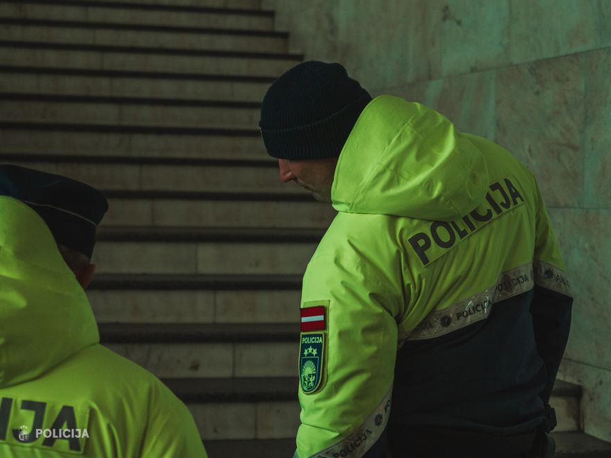 Trīs amatpersonas zaudē amatus par nesamērīgu spēku pret aizturēto