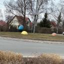 Attēls rakstam: “Trīs olas uz plika apļa” – Lieldienu noformējums Ādažos kļūst par diskusiju iemeslu