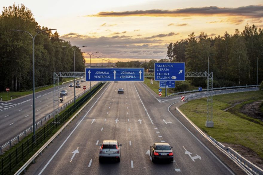 Trīs sodi trīs dienās! Autovadītājs sašutis par ātruma ierobežojuma maiņu uz Jūrmalas šosejas