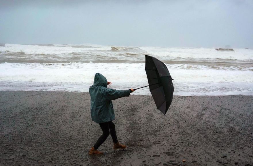 Tuvākajās stundās Latvijā gaidāmi lieli vētras postījumi