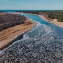 Attēls rakstam: Ūdens līmenis var celties minūšu laikā: Ādažos izplata brīdinājumu par Gaujā gaidāmo ledus iešanu
