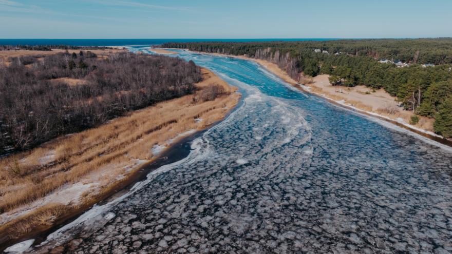 Attēls rakstam: Ūdens līmenis var celties minūšu laikā: Ādažos izplata brīdinājumu par Gaujā gaidāmo ledus iešanu