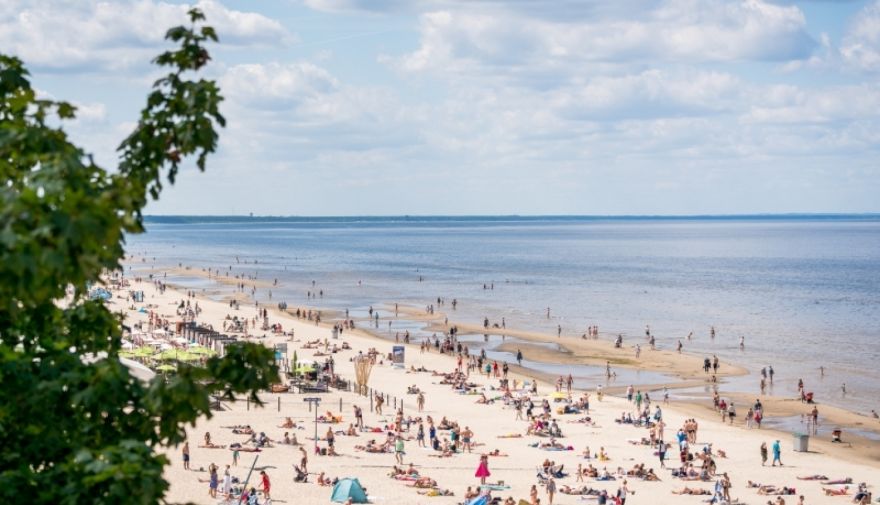 Ūdens temperatūra Jūrmalā svārstās ap 15 grādiem