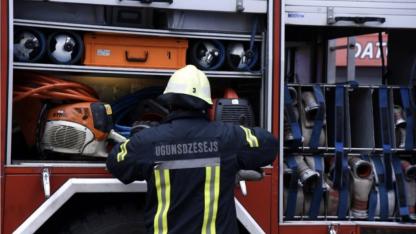 Attēls rakstam: Ugunsdzēsēji no avarējušas automašīnas Ķekavā atbrīvo cilvēku