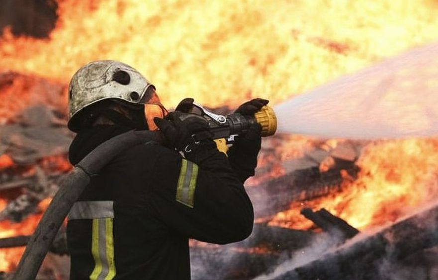 Ugunsgrēkā Ķekavas novadā cietuši divi cilvēki, arī viens glābējs