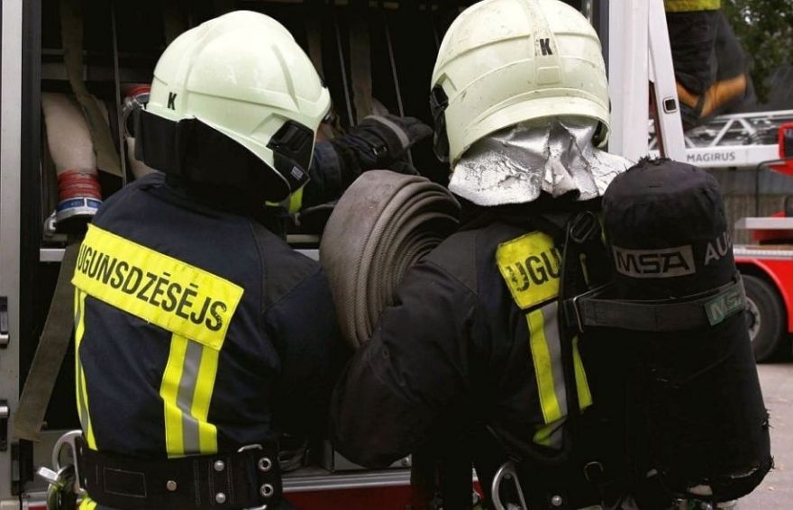 Ugunsgrēkā Ropažu novadā cietis cilvēks