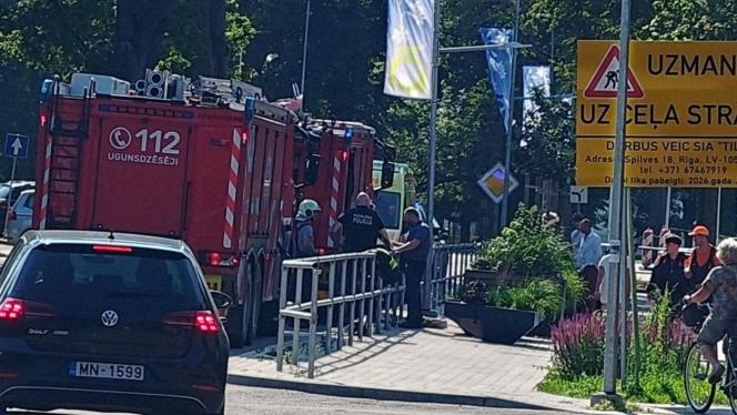 Attēls rakstam: Ugunsgrēks vai kas cits? Lūk, kāpēc pie Carnikavas tirdzniecības centra steidzās ugunsdzēsēji
