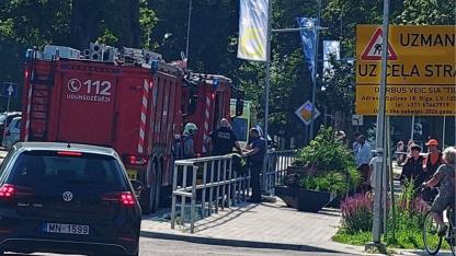 Attēls rakstam: Ugunsgrēks vai kas cits? Lūk, kāpēc pie Carnikavas tirdzniecības centra steidzās ugunsdzēsēji