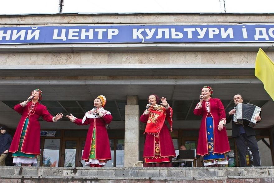 Ukraina pirms Zelenska ar kara elpu pakausī