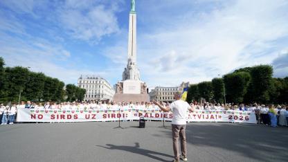 Attēls rakstam: Ukraiņu "Pateicības dienā Latvijai" pie Brīvības pieminekļa pulcējas ap 200 cilvēku
