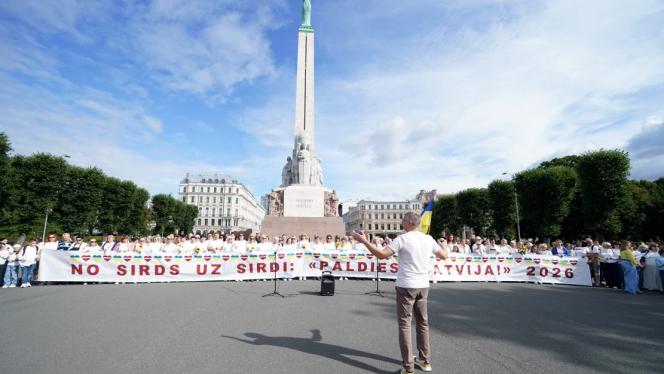 Attēls rakstam: Ukraiņu "Pateicības dienā Latvijai" pie Brīvības pieminekļa pulcējas ap 200 cilvēku