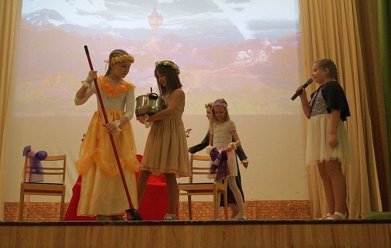 Ulbrokā notiek sākumskolas skolēnu teātra festivāls "Spēlēsim teātri"