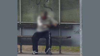 Attēls rakstam: Ulbrokas pieturā vīrietis iekāro bērna skūteri: viņa "prieki" beidzās, pirms vēl sākās