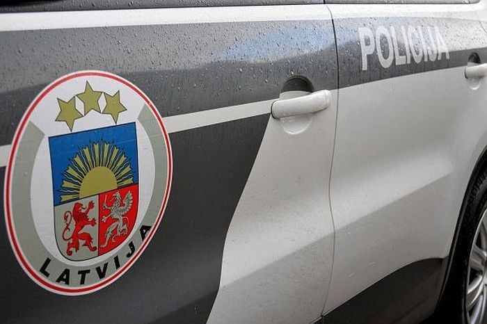 Uz ceļa Pabažos atrasts vīrieša līķis