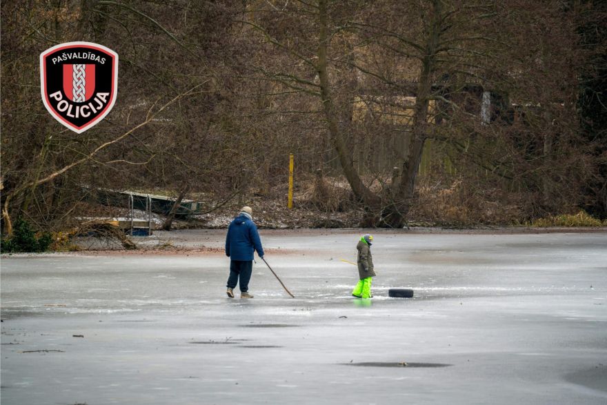 Uz ledus, nepieskatīts piecgadnieks un apzināti bojāta pieturvieta -  brīvlaika parkāpumi  Ropažos