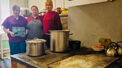 Attēls rakstam: Uz malkas krāsns gatavota maltīte: Mores pamatskolas virtuves komanda izpelnās atzinību