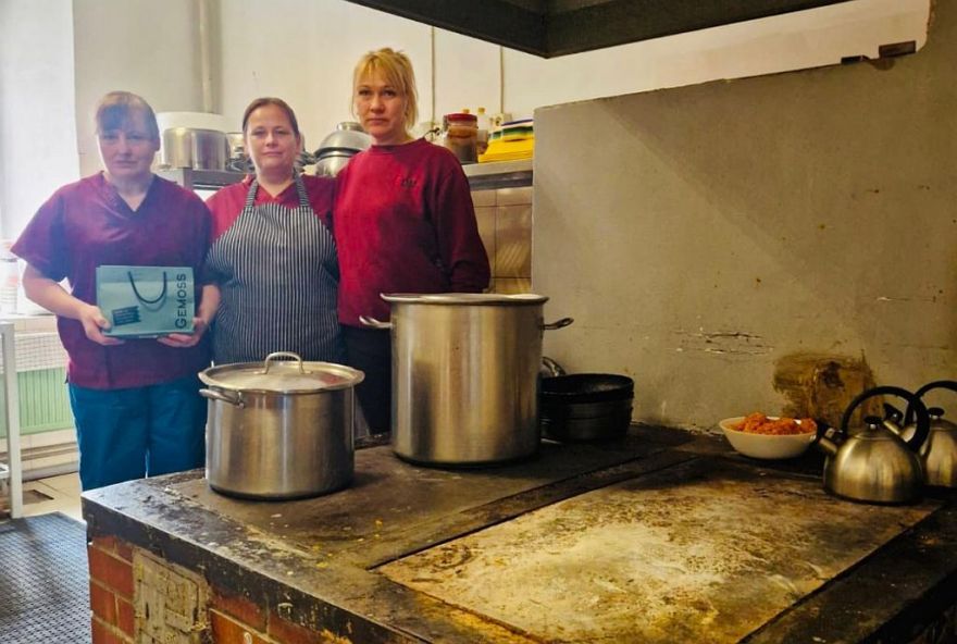 Uz malkas krāsns gatavota maltīte: Mores pamatskolas virtuves komanda izpelnās atzinību