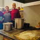 Attēls rakstam: Uz malkas krāsns gatavota maltīte: Mores pamatskolas virtuves komanda izpelnās atzinību